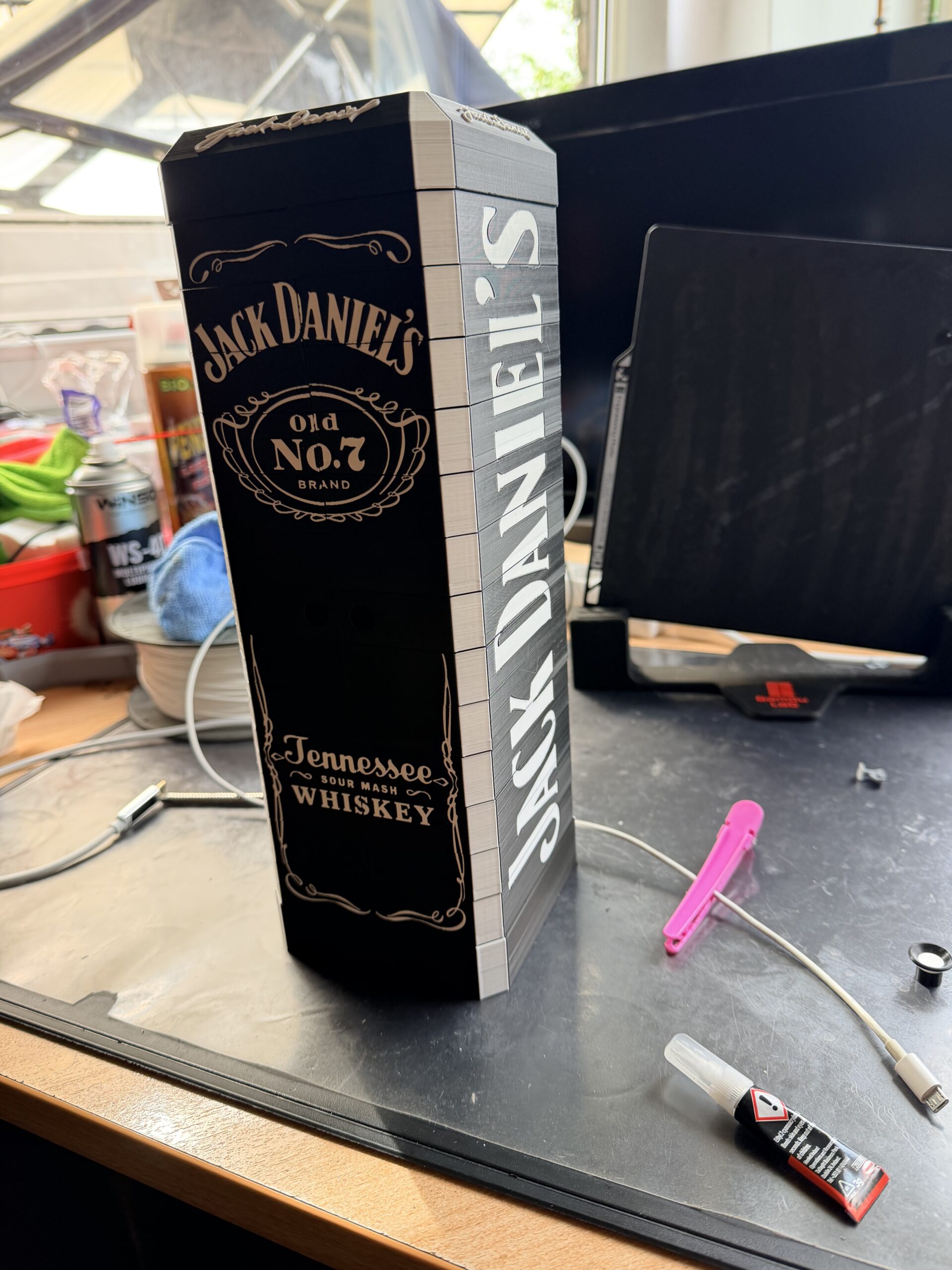 Dekoratyvinis viskio butelio laikiklis „Jack Daniel’s“ stiliaus - Image 7
