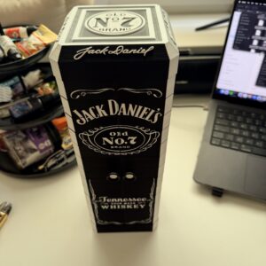 Dekoratyvinis viskio butelio laikiklis „Jack Daniel’s“ stiliaus