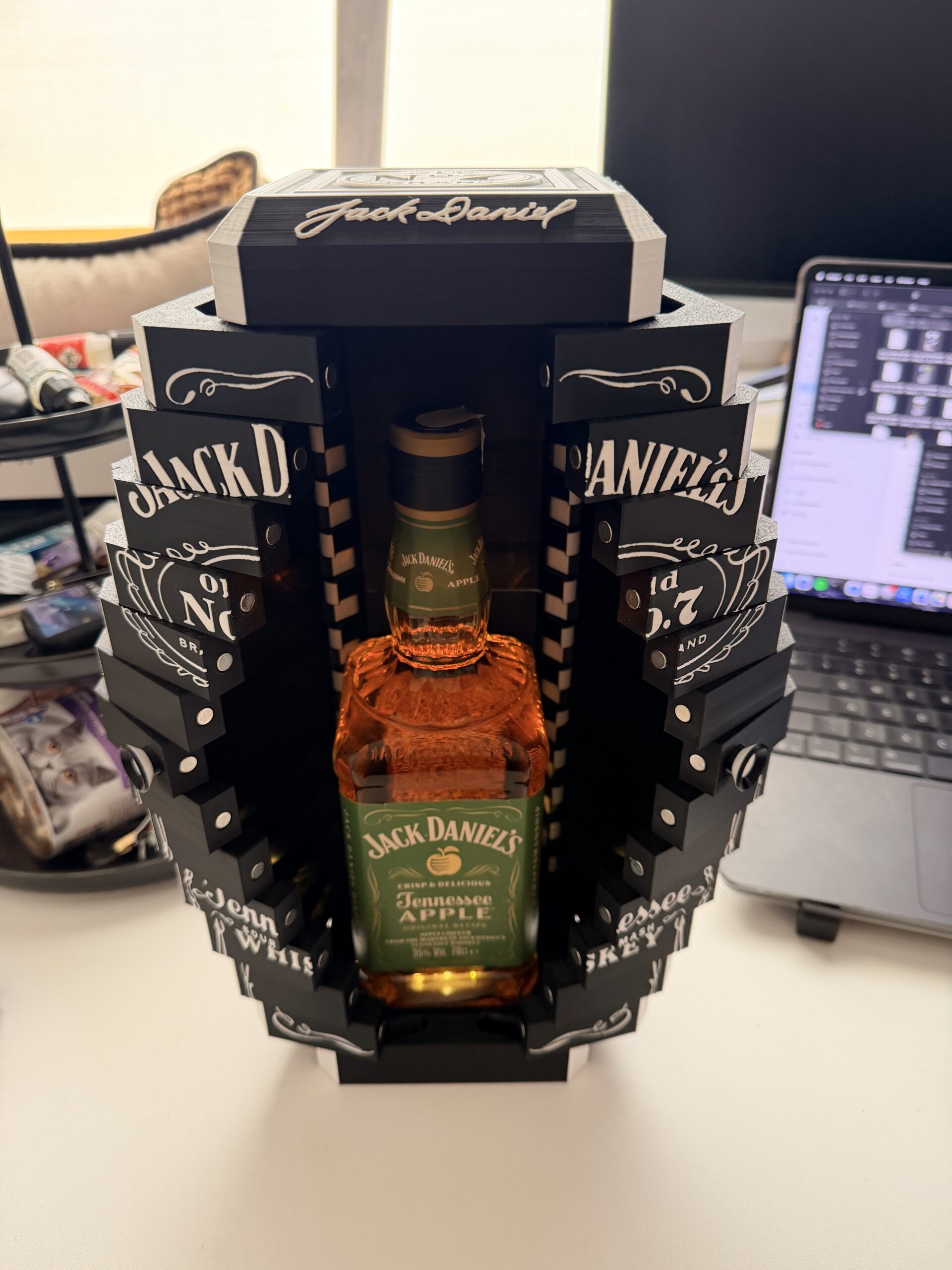 Dekoratyvinis viskio butelio laikiklis „Jack Daniel’s“ stiliaus - Image 9