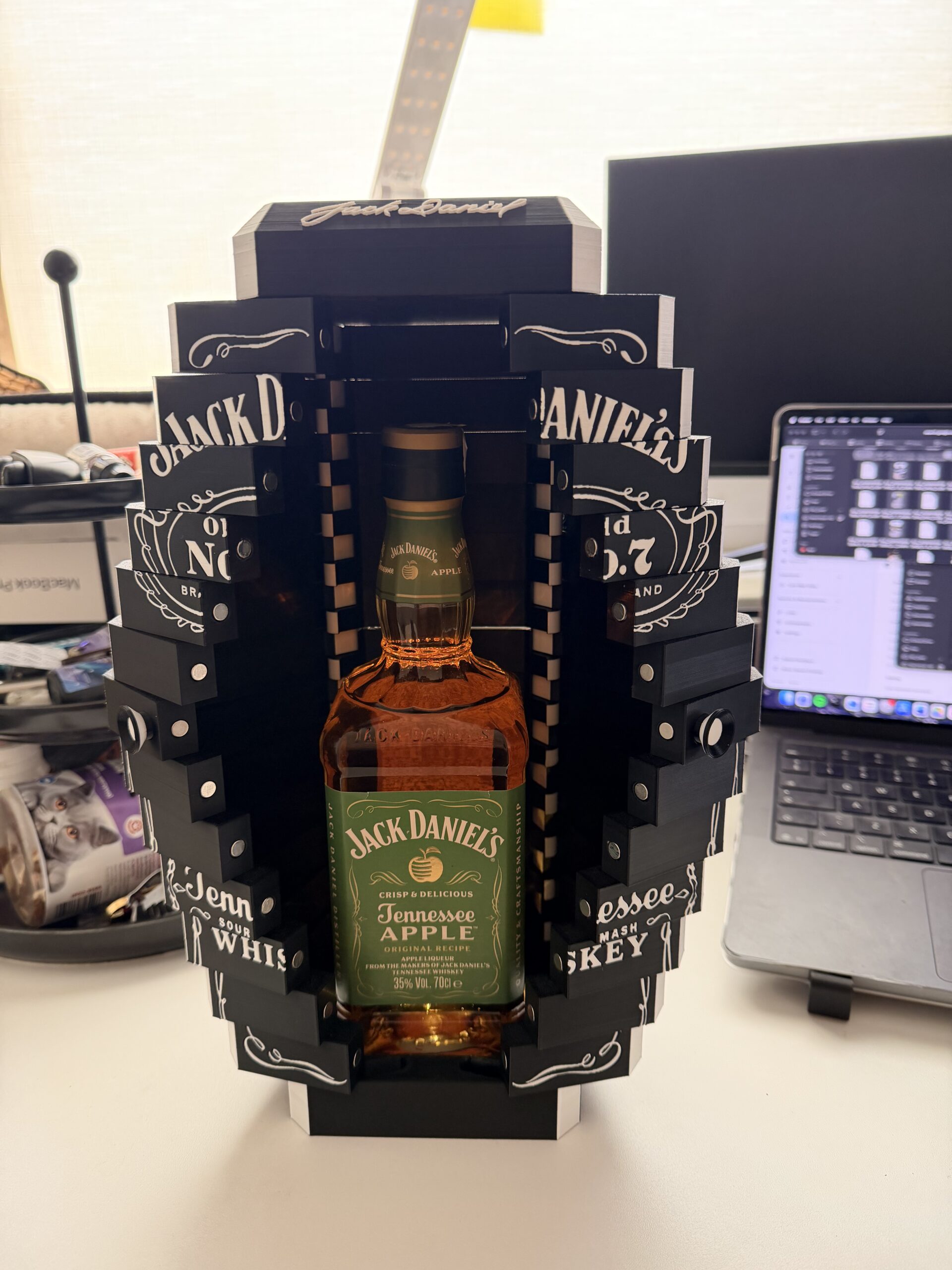 Dekoratyvinis viskio butelio laikiklis „Jack Daniel’s“ stiliaus - Image 8